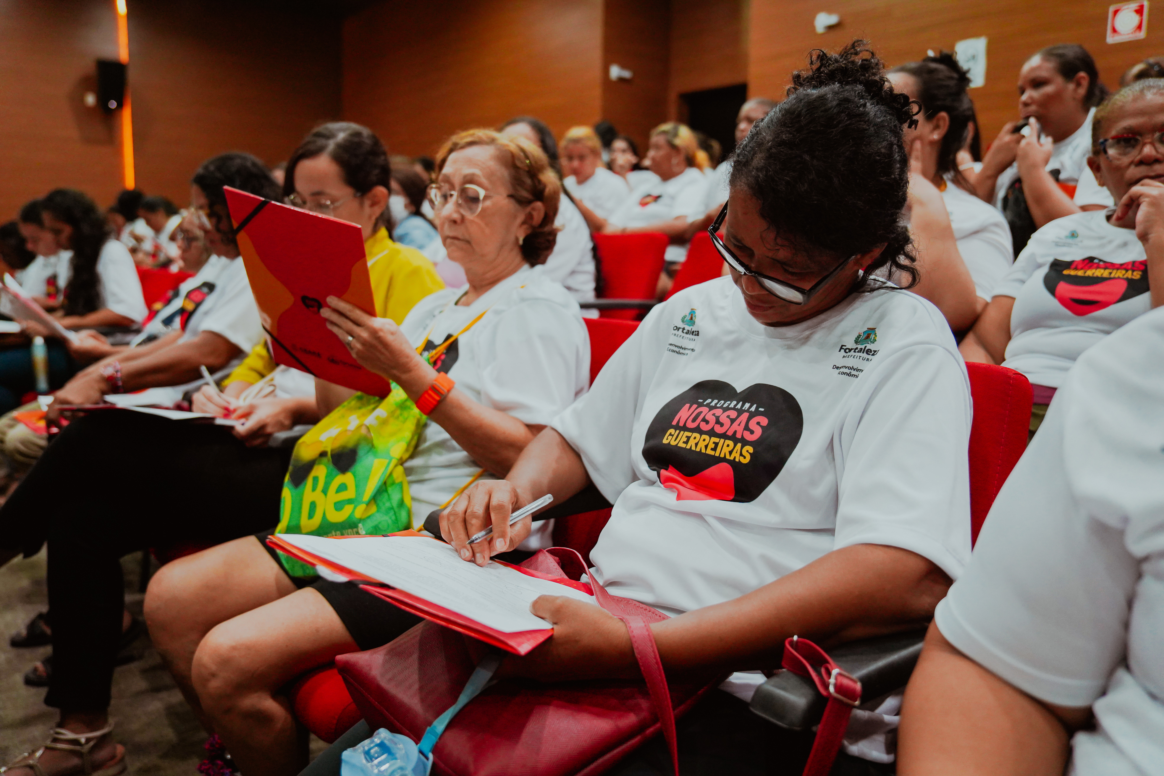 mulheres participando de capacitação do programa nossas guerreiras